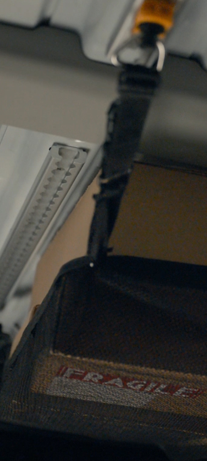 Nahaufnahme der montierten Roof-L-Track-Schiene im  Kia PV5 Cargo.